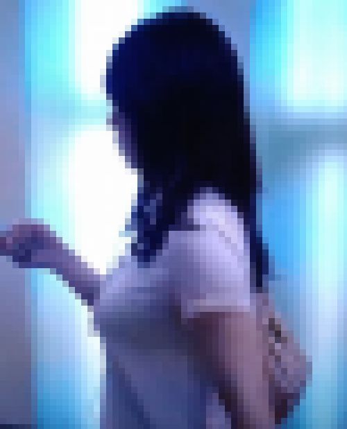 超極薄ペラペラピタTシャツを着た巨乳清楚系美女の横チチがエロい サンプル画像1