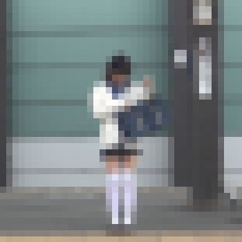 【レア】駅のホームで偶然見つけた絶対領域の極上jkを電車内～路上まで尾行し、盗撮してます。　サンプル画像1