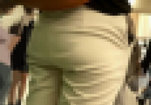 丸くて大きい最高のお尻 白パンツスタイルのお姉さんを超接写【街中風景009】　サンプル画像3