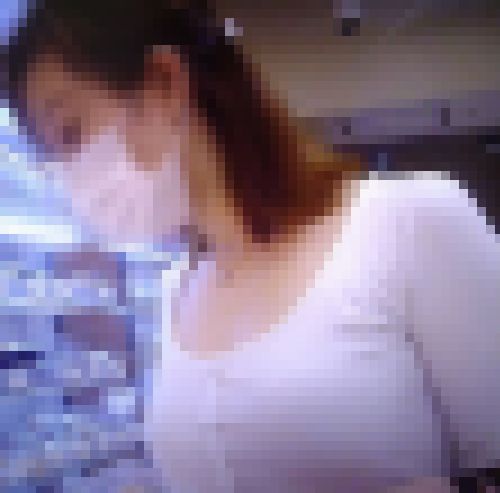 爆乳美人妻がお惣菜を選んでいる姿が妙に色っぽくてエロい サンプル画像2