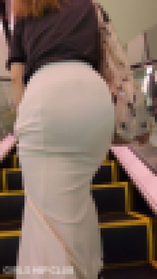 【スカートの中身】マーメイドスカートのインナー下ろし忘れて黒パンティー丸見え　サンプル画像3