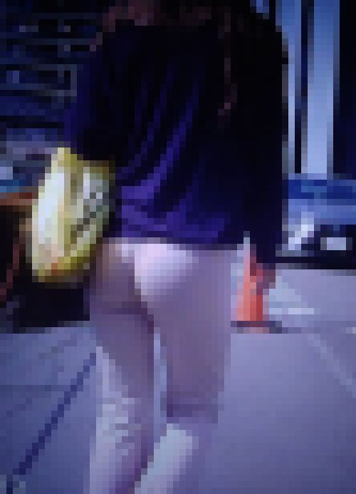 激安ジャングルに似合わない高級バッグを持ってエッチなピタパン履いた極上美人ギャルが歩いてるよ サンプル画像