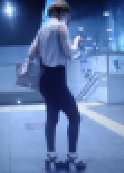 超セクシー美女がピタデニム履いてお尻もっこり突き出して歩きながら携帯いじってる横からの眺めに興奮 サンプル画像