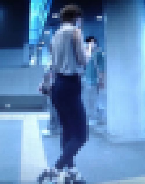 超セクシー美女がピタデニム履いてお尻もっこり突き出して歩きながら携帯いじってる横からの眺めに興奮　サンプル画像2