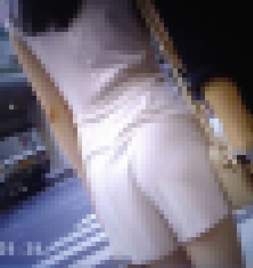 美しすぎるルックスのスタイル抜群美女が超ペラ薄ショートパンツが張り付いたエロ尻ふってイチャつきながら歩いてるよ　サンプル画像2