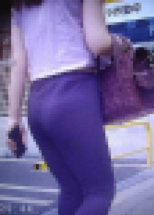 尻トレで鍛えたようなプリ美尻を持つ美女が薄いピタパン履いてＴライン出して歩いてるよ　サンプル画像3