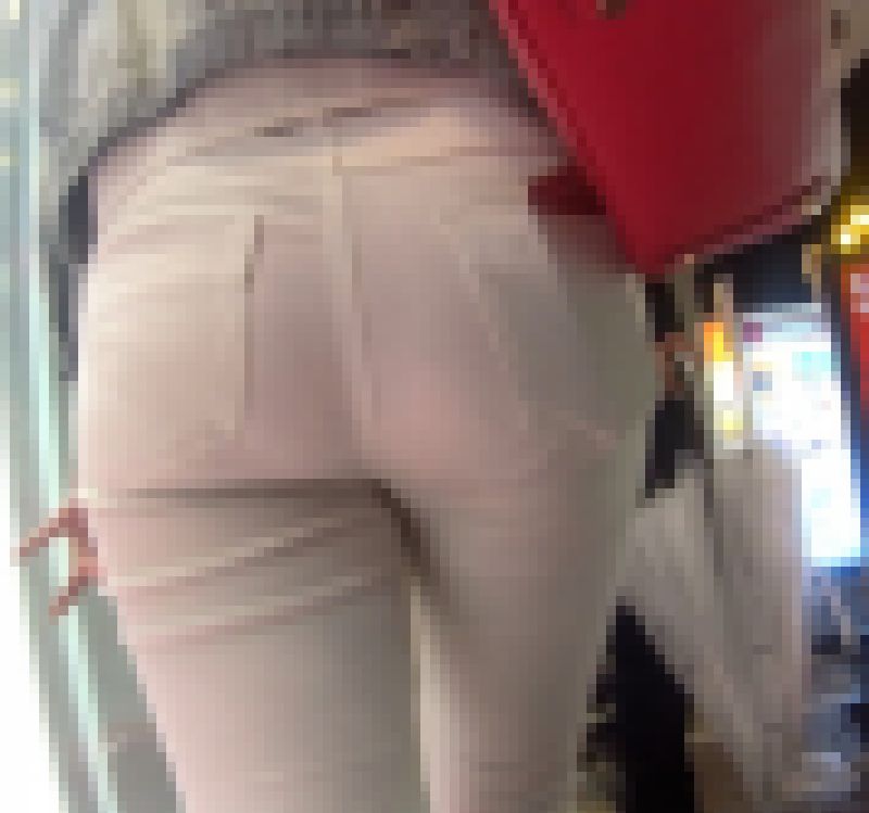 ピンクパンティががっつりスケスケな肉尻ギャル! サンプル画像