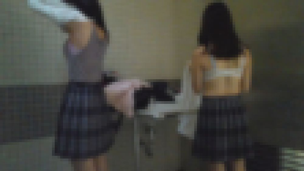 超高画質だよ♪仲良し3人組でこの夏最後の思い出づくり(^-^)/水風船バトルでビショ濡れの洗礼ww前編 サンプル画像