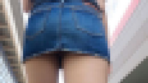 ミニスカ&Tバックをローアングルで接写　サンプル画像3