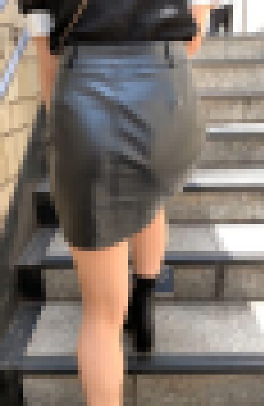 【再販商品SALE】レザータイトミニスカートを履いた美脚で最高のエロ女子大生。むっちりエロ尻で甘い汁を出しそうでエロい【35】 サンプル画像3