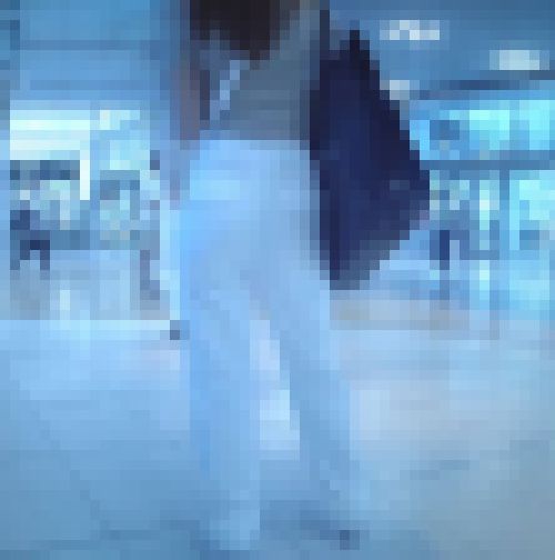 声掛けの獲物を狙い待ちしている美人マルチ勧誘女の白いピタパンヒップがエロい　サンプル画像1