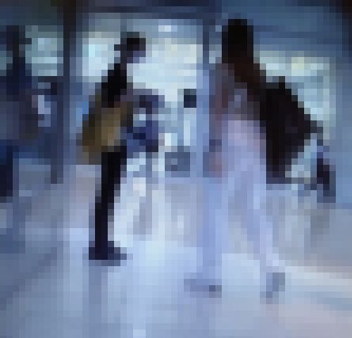 声掛けの獲物を狙い待ちしている美人マルチ勧誘女の白いピタパンヒップがエロい　サンプル画像3