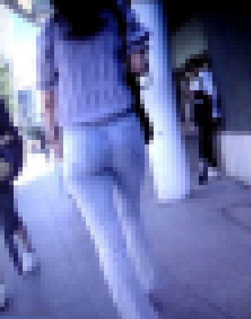 超プリモッコリ美巨尻の激カワ美女がピタピタスキニーデニム履いて歩いてるよ サンプル画像