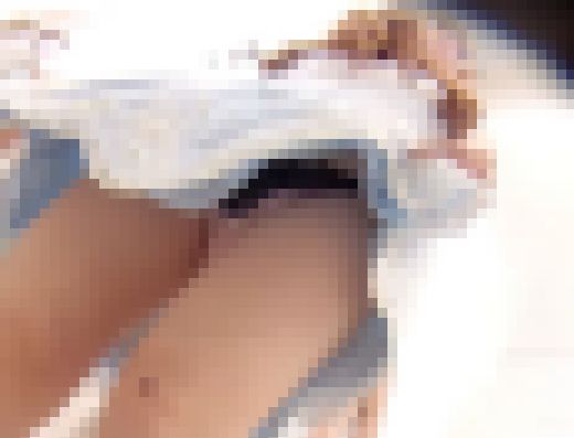 【未収録シーン再編集】FHD高画質パンチラ逆さ撮り　Sランク！ゴージャス系エロカワ店員さんがエロ度マックスになって再登場！　サンプル画像3