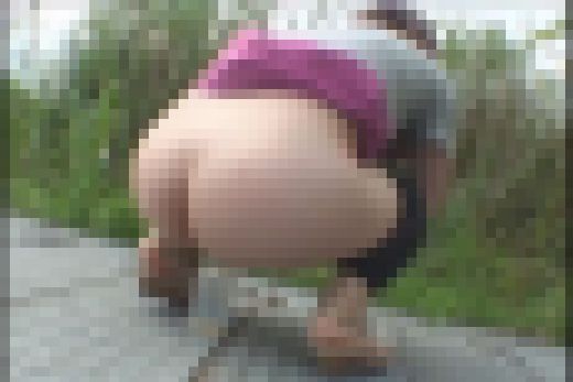 野外オシッコ、じっくり見て下さい①　サンプル画像2