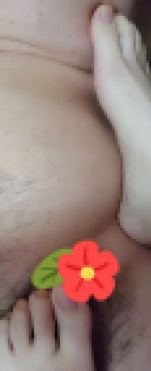 26歳仕事終わり介護士の乳首責め足コキ　サンプル画像2