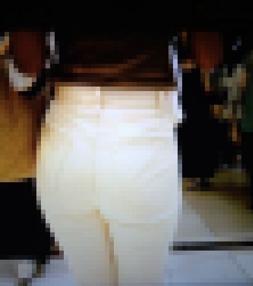 超絶セクシー美女が白ピタパン履いてクビレ絶景から王道の美巨尻ふり回して歩いてるよ　サンプル画像1