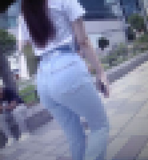 超スーパー美桃巨尻美女がハイウエストデニム食い込みすぎる位上げて歩いてるよ　サンプル画像1