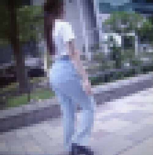 超スーパー美桃巨尻美女がハイウエストデニム食い込みすぎる位上げて歩いてるよ　サンプル画像2