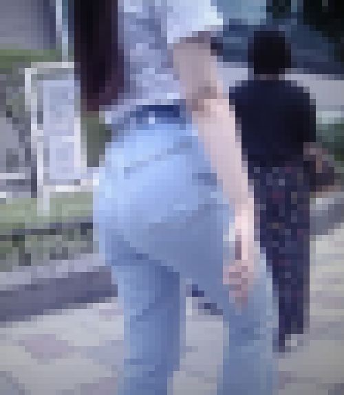 超スーパー美桃巨尻美女がハイウエストデニム食い込みすぎる位上げて歩いてるよ　サンプル画像3