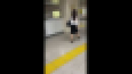 帰宅ラッシュで囲まれる美人OL。下はOKでも上はNG 痴漢記録日記#125 2人目　サンプル画像1