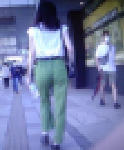 超脚長清楚系美女のピタパンで歩く姿がエロい　サンプル画像1