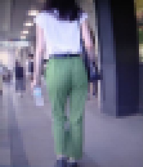 超脚長清楚系美女のピタパンで歩く姿がエロい　サンプル画像2