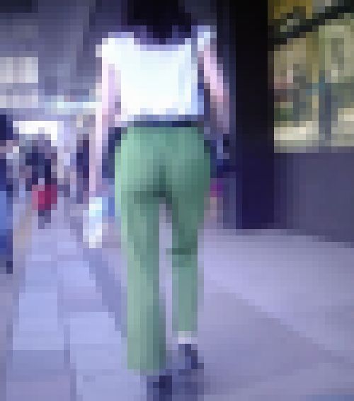 超脚長清楚系美女のピタパンで歩く姿がエロい　サンプル画像3