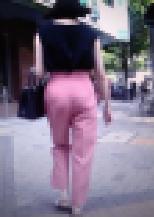 大きなお尻の清楚系美少女がピンクのピタパン履いて歩いてるよ　サンプル画像1