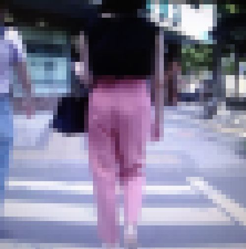 大きなお尻の清楚系美少女がピンクのピタパン履いて歩いてるよ　サンプル画像3