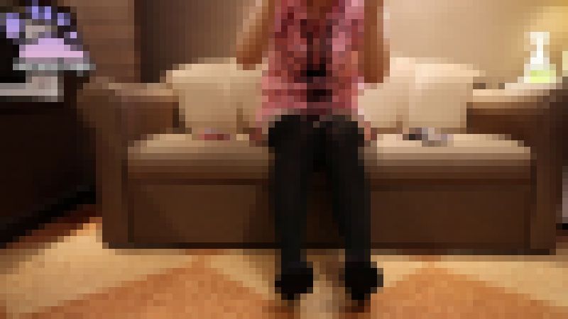 #足フェチ ニーハイを履きながらポケモンウエハースチョコ開封します。 サンプル画像
