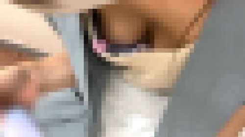 あやみ③ベンチで休憩編【胸チラ動画】清楚系ＯＬのB見えまくり サンプル画像
