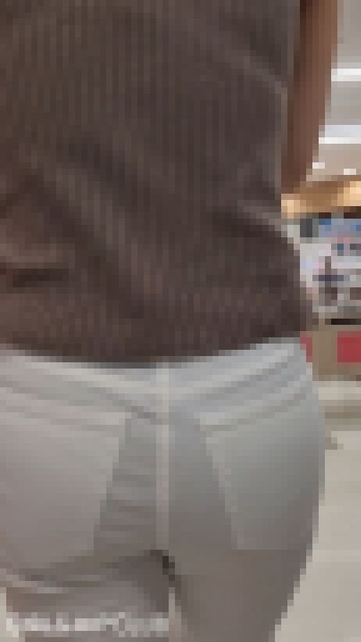 【白スキニーデニム】うっすら透けパンしてる巨尻美女(座り)　サンプル画像3