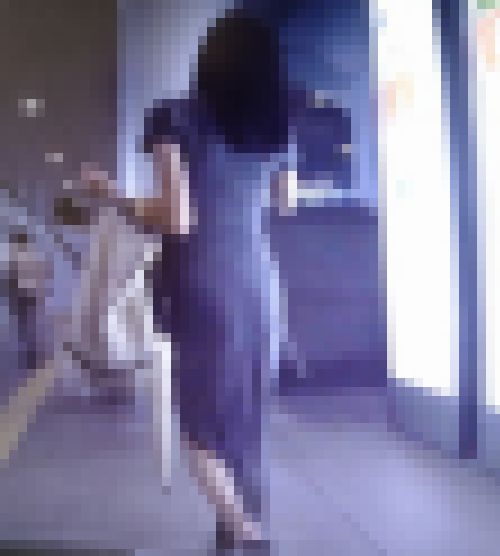 正統派セクシー美女が布生地ピタピタワンピ着て美巨尻をプリつかせて歩いてるよ　サンプル画像1