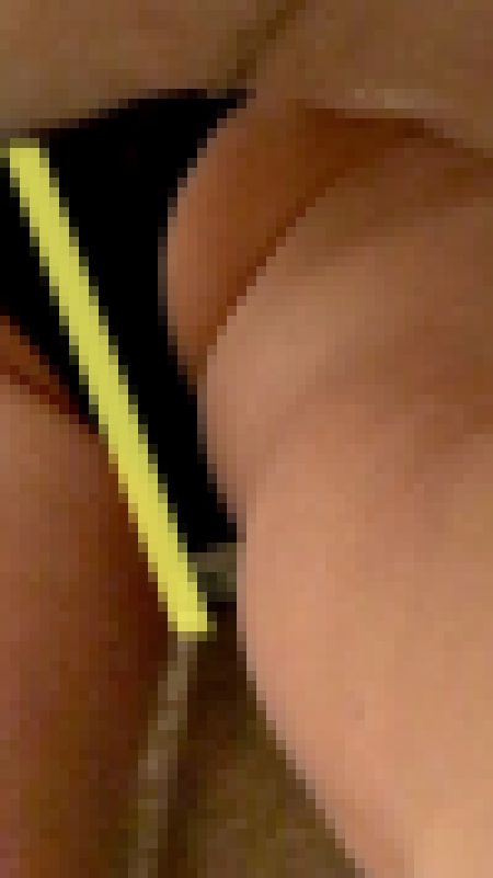 完全オリジナル素人逆さ撮り！めくりバレあり！ワンピースを着た生脚、生パンティーの人妻(熟女)さん達に特攻しました！57号機(スマ　サンプル画像2