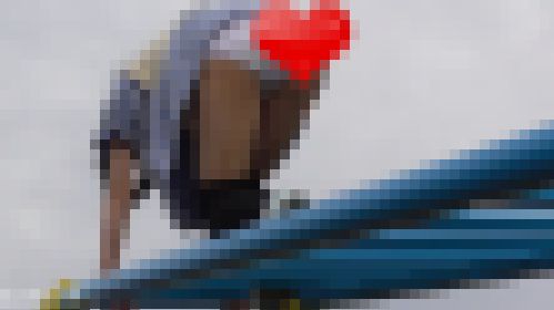 【最高傑作】(公園少女)ぱんつ見えても気にせず遊具で遊びます。周りに人がいてもワンピース生脱ぎ→下着だけでお外で遊びます。　サンプル画像1