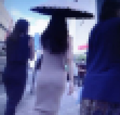 エロカワギャルがTラインお尻の割れ目透かしながらピタピタワンピで歩いてるよ サンプル画像1