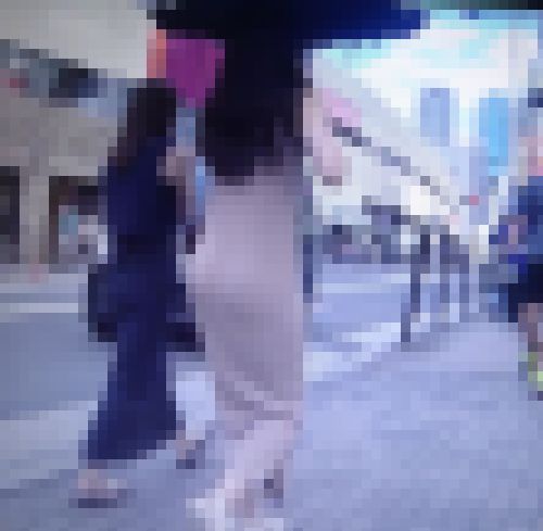 エロカワギャルがTラインお尻の割れ目透かしながらピタピタワンピで歩いてるよ サンプル画像2