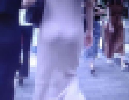 エロカワギャルがTラインお尻の割れ目透かしながらピタピタワンピで歩いてるよ サンプル画像3
