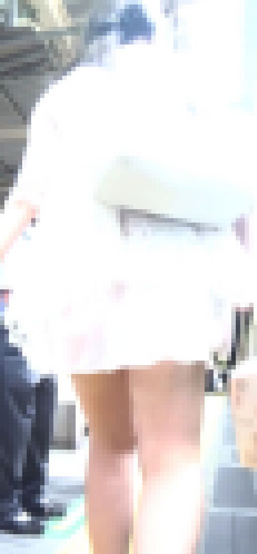 [★新作][★顔出し]パンチラ盗撮 OLさん ハデな赤パンツがハミ出し　サンプル画像1