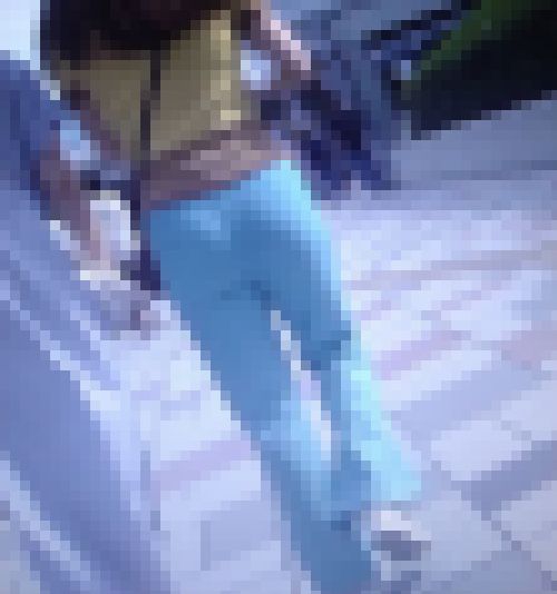 今時の若くて可愛い女の子がピタパン履いて歩いてるよ サンプル画像