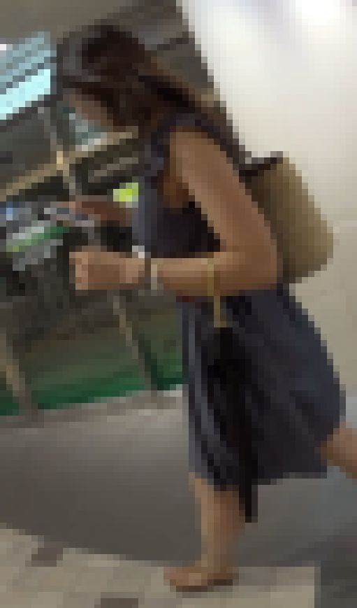 腋乳からのもれ乳がエロいお姉さん！ サンプル画像