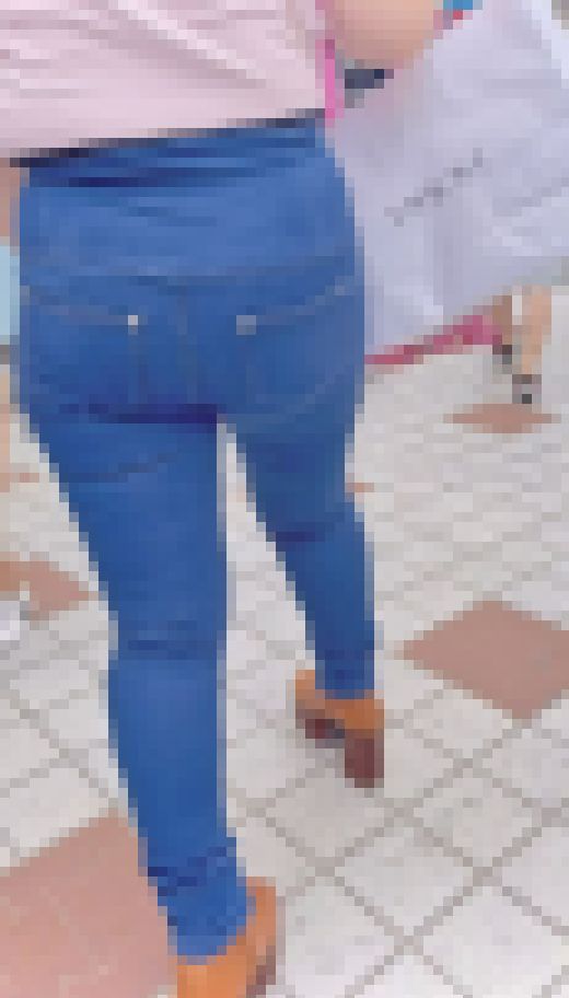 肉感ムッチリボディ＋はち切れそうな100センチ級のデカい出っ尻をムニュらせて男を誘惑！ 下品な爆尻スキニーデニムお姉さん編　サンプル画像2