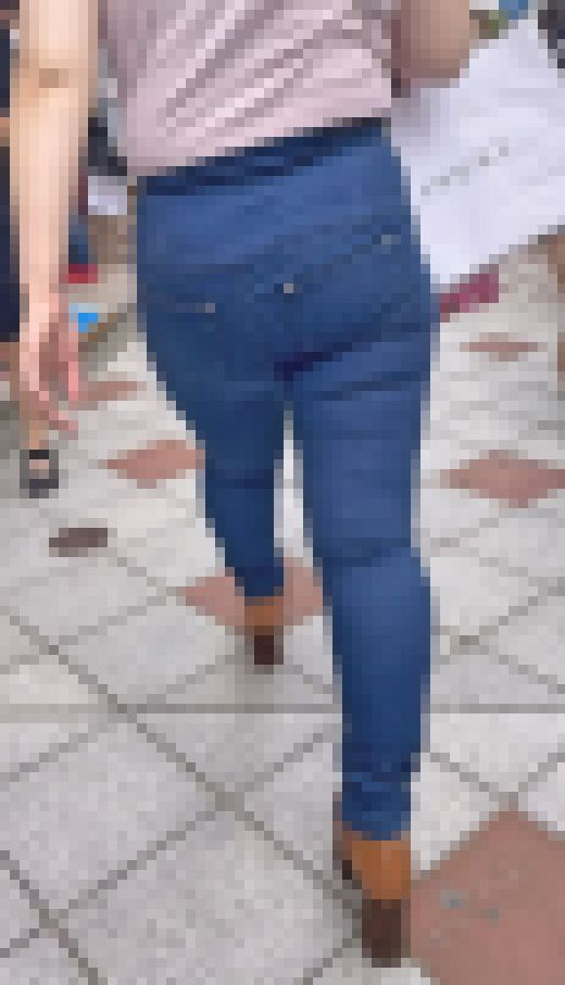 肉感ムッチリボディ＋はち切れそうな100センチ級のデカい出っ尻をムニュらせて男を誘惑！ 下品な爆尻スキニーデニムお姉さん編　サンプル画像3