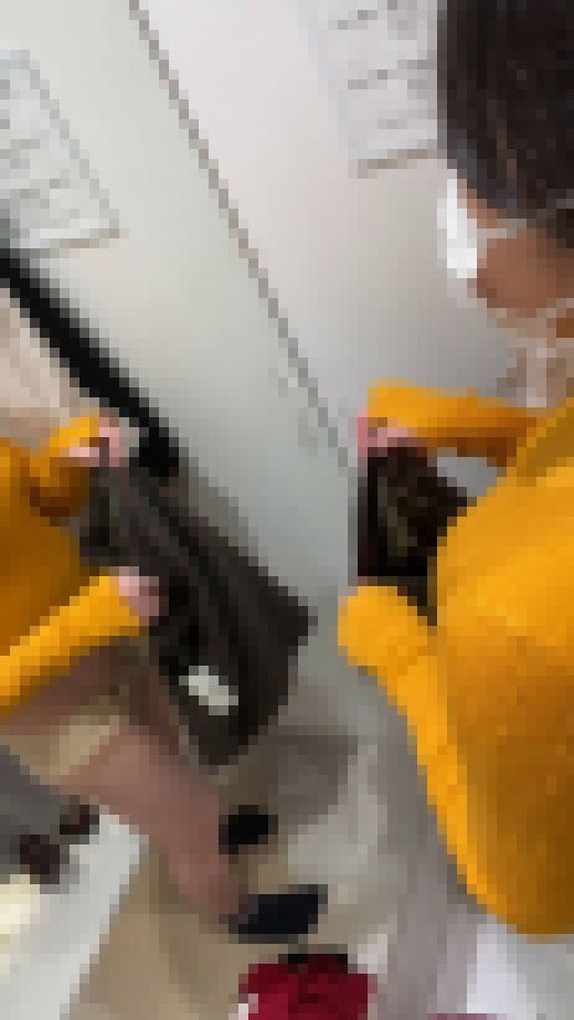 【試着室盗撮】試着室に仕込んだカメラに引っかかったボーイッシュ系巨乳素人娘の生着替えを隠撮　サンプル画像3