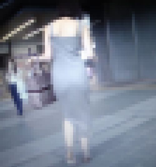 高級感溢れるショートカット美女がピタピタワンピ着てズリ下がったＴライン出して歩いてるよ　サンプル画像2