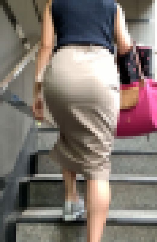 【好評再販SALE】デカ尻エロOLの最高の肉尻をしたから拝む！スカートが張り裂けそうなお尻に精子をぶっかけ妄想！【79】　サンプル画像1