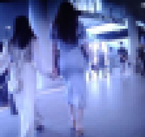 長身でスタイル抜群の超絶清楚美女が水色のピタピタワンピで歩いてるよ サンプル画像