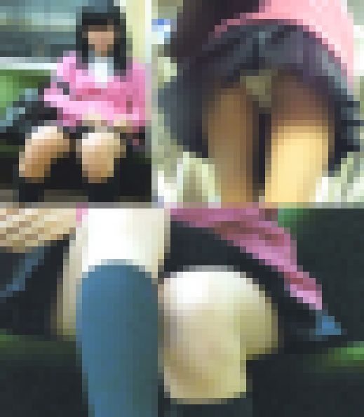 可愛い女子学生電車内&階段でのツルツル太ももからのモロパンチラ432 サンプル画像