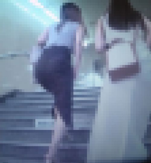 階段を上がるタイトスカートを履いた美女の突き出たお尻がエロい サンプル画像